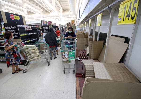 March 20, 2020, Bangkok, Thailand: People in Bangkok buy instant foods and consumer products next to empty shelves at supermarket in Bangkok on March 21, 2020. City Hall has ordered Bangkok shopping malls to close from Sunday until April 12 as it steps up the battle against the spread of the coronavirus. Bangkok Thailand - ZUMAu103 20200320_zia_u103_015 Copyright: xUrdeexImagex