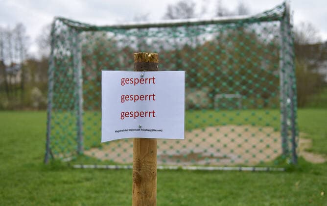 21 03 2020, xblx, closed sports field on the lake meadow in Friedberg Friedberg