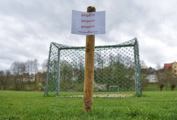 21 03 2020, xblx, closed sports field on the lake meadow in Friedberg Friedberg