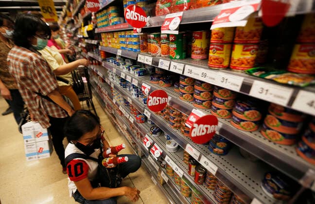 March 21, 2020, Bangkok, Thailand: People shopping while wearing protective masks as a preventive measure against the spread of Coronavirus at a shopping mall in Bangkok. Bangkok Thailand - ZUMAs197 20200321_zaa_s197_008 Copyright: xChaiwatxSubprasomx