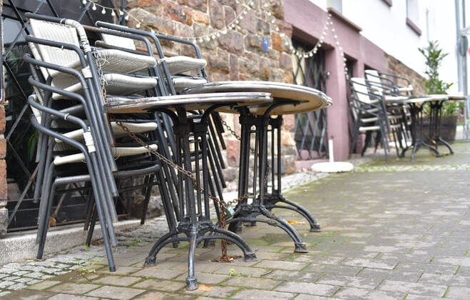 21 03 2020, xblx, tables and chairs cleared away in front of a café in Friedberg Friedberg