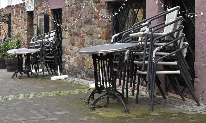 21 03 2020, xblx, tables and chairs cleared away in front of a café in Friedberg Friedberg
