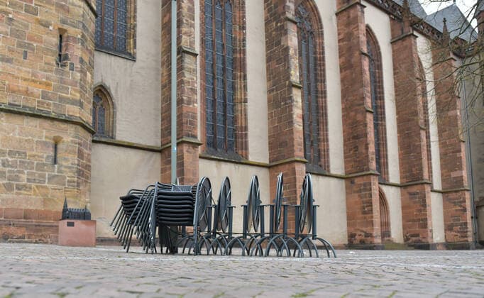 21 03 2020, xblx, tables and chairs cleared away in front of a café in Friedberg Friedberg