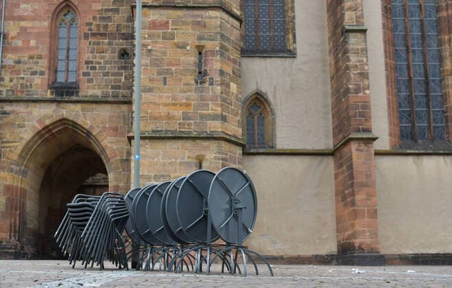 21 03 2020, xblx, tables and chairs cleared away in front of a café in Friedberg Friedberg