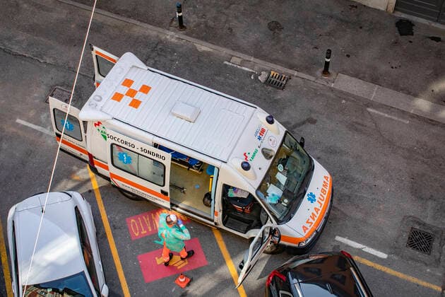 Bergamo Coronavirus - intervention of an ambulance in the city (Foto & xa9;Sergio Agazzi Fotogramma, Bergamo - 2020-03-21) p.s. la foto e utilizzabile nel rispetto del contesto in cui e stata scattata, e senza intento diffamatorio del decoro delle persone rappresentate  Copyright: xFotox& xa9;SergioxAgazzix xFOTOGRAMMAx