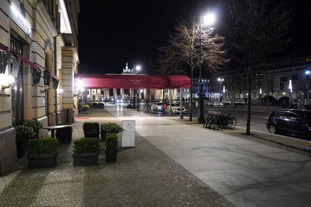 20 03 2020,Berlin,Germany,GER, Hotel Adlon, Pariser Platz, Brandenburger Tor in the evening, at 7.33 pm the square is deserted due to the corona pandemic