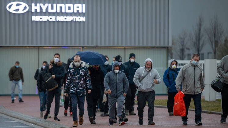 News Bilder des Tages Employees of car-maker Hyundai leave Hyundai s plant in Nosovice, Czech Republic, after shutdown of the plant in relation to coronavirus outbreak, on March 21, 2020. (CTKxPhoto PetrxSznapka) CTKPhotoP202003210090501 SZN 10