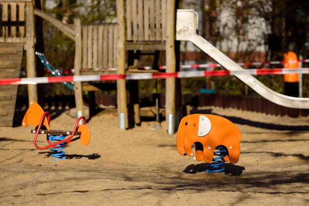 News Bilder des Tages March 21, 2020: Barrier tape can be seen in front of a closed playground. The Governing Mayor of Berlin, Michael Mueller (SPD), prepares restricting residents movements to contain the deadly coronavirus pandemic. Public venues such as bars, clubs, museums, cinemas, schools, daycare centers and universities have already closed. Many businesses are resorting to home office work for their employees. And travel across the border to most neighbouring countries is severely restricted. - ZUMAs172 20200321_zap_s172_002 Copyright: xJanxScheunertx