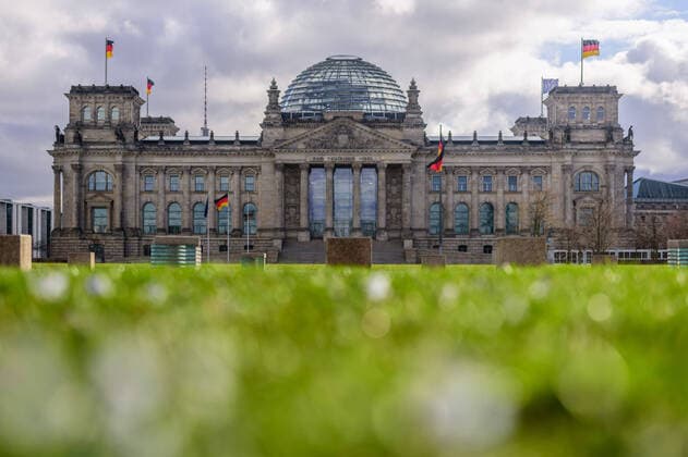 March 21, 2020: The German Reichstag can be seen behind the empty Platz der Republik. The Governing Mayor of Berlin, Michael Mueller (SPD), prepares restricting residents movements to contain the deadly coronavirus pandemic. Public venues such as bars, clubs, museums, cinemas, schools, daycare centers and universities have already closed. Many businesses are resorting to home office work for their employees. And travel across the border to most neighbouring countries is severely restricted. - ZUMAs172 20200321_zap_s172_006 Copyright: xJanxScheunertx