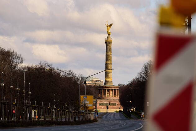 March 21, 2020: The Berlin Victory Column can be seen next to an empty street. The Governing Mayor of Berlin, Michael Mueller (SPD), prepares restricting residents movements to contain the deadly coronavirus pandemic. Public venues such as bars, clubs, museums, cinemas, schools, daycare centers and universities have already closed. Many businesses are resorting to home office work for their employees. And travel across the border to most neighbouring countries is severely restricted. - ZUMAs172 20200321_zap_s172_012 Copyright: xJanxScheunertx