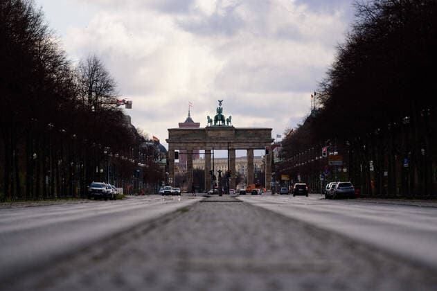 March 21, 2020: The Brandenburg Gate can be seen behin the empty Straße des 17. Juni is a street in central Berlin while the Governing Mayor of Berlin, Michael Mueller (SPD), prepares restricting residents movements to contain the deadly coronavirus pandemic. Public venues such as bars, clubs, museums, cinemas, schools, daycare centers and universities have already closed. Many businesses are resorting to home office work for their employees. And travel across the border to most neighbouring countries is severely restricted. - ZUMAs172 20200321_zap_s172_017 Copyright: xJanxScheunertx