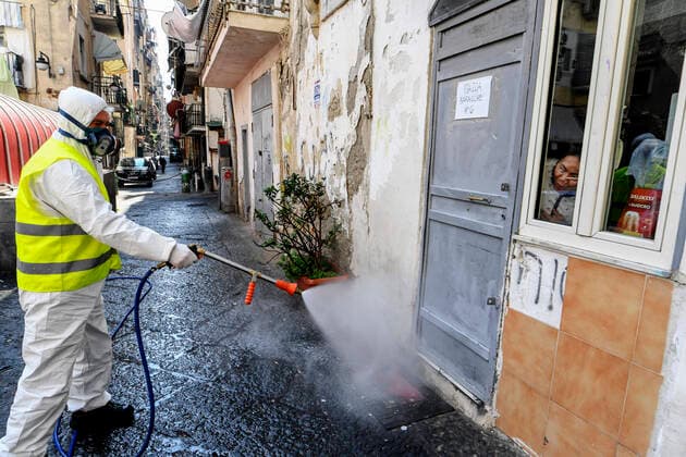News Bilder des Tages Sanitary workers disinfect the streets, of the Spanish quarter, in Naples city to counter the danger of a coronavirus infection (COVID 19).  Copyright: xSalvatorexLaportax xIPAx xKontrolabx