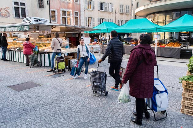 Chambery, France March 21, 2020 - Morning atmosphere at the downtown market during the period of confinement due to the coronavirus health crisis - People line up within safe distances EPIDEMIE, CORONAVIRUS, VIRUS, CRISE SANITAIRE, COVID19, VIE QUOTIDIENNE, MARCHE, ALIMENTAIRE, COMMERCANTS, RESTRICTIONS, PANDEMIE, SANTE, AMBIANCE, ATMOSPHERE, CONFINEMENT, INQUIETUDES, FAIRE DES COURSES, RESTRICTIONS DE CIRCULATION, APPROVISIONNEMENT, PRODUITS DE PREMIERE NECESSITE, MALADIE, CHAMBERY, SAVOIE, PROPAGATION DU VIRUS, ALIMENTATION, FILES D ATTENTE, ESPACEMENT, DISTANCIATION SOCIALE Copyright: xVincentxIsorex