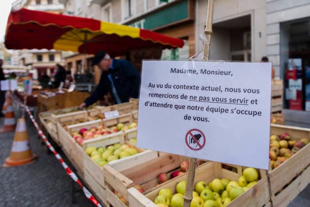 Chambery, France March 21, 2020 - Morning atmosphere at the downtown market during the period of confinement due to the coronavirus health crisis - A document detailing the precautions regarding coronavirus EPIDEMIE, CORONAVIRUS, VIRUS, CRISE SANITAIRE, COVID19, VIE QUOTIDIENNE, MARCHE, ALIMENTAIRE, COMMERCANTS, RESTRICTIONS, PANDEMIE, SANTE, AMBIANCE, ATMOSPHERE, CONFINEMENT, INQUIETUDES, FAIRE DES COURSES, RESTRICTIONS DE CIRCULATION, APPROVISIONNEMENT, PRODUITS DE PREMIERE NECESSITE, MALADIE, CHAMBERY, SAVOIE, PROPAGATION DU VIRUS, ALIMENTATION Copyright: xVincentxIsorex