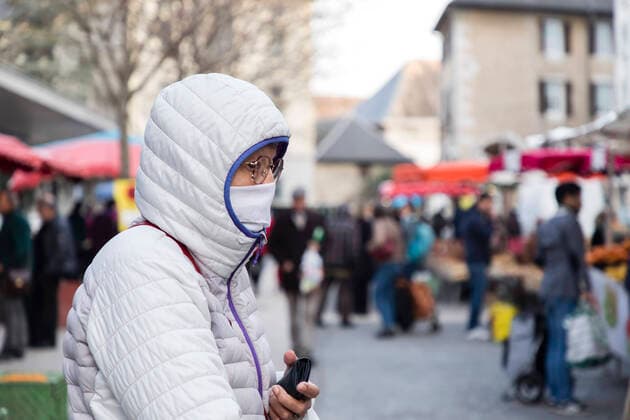 Chambery, France March 21, 2020 - Morning atmosphere at the downtown market during the period of confinement due to the coronavirus health crisis - An elderly person cover his mouth on the market EPIDEMIE, CORONAVIRUS, VIRUS, CRISE SANITAIRE, COVID19, VIE QUOTIDIENNE, MARCHE, ALIMENTAIRE, COMMERCANTS, RESTRICTIONS, PANDEMIE, SANTE, AMBIANCE, ATMOSPHERE, CONFINEMENT, INQUIETUDES, FAIRE DES COURSES, RESTRICTIONS DE CIRCULATION, APPROVISIONNEMENT, PRODUITS DE PREMIERE NECESSITE, MALADIE, CHAMBERY, SAVOIE, PROPAGATION DU VIRUS, ALIMENTATION, MASQUE SANITAIRE Copyright: xVincentxIsorex