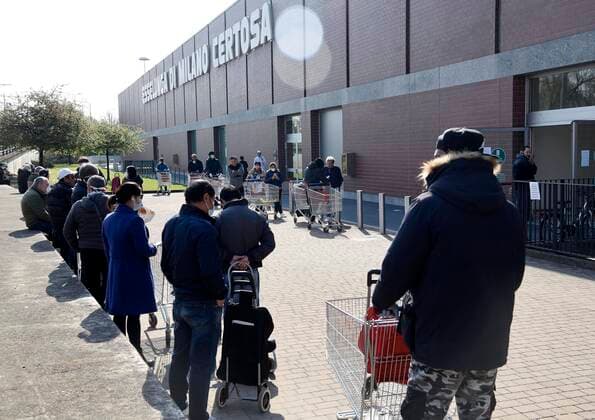 Milan, CORONAVIRUS - Rows to supermarkets In the photo: Row at the Certosa supermarket  Copyright: xSimonaxChiocciax xIPAx xFotosickix