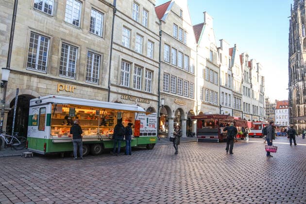 DEU, Germany, North Rhine-Westphalia, Münster, 21 03 2020 At the beginning of the 20th century the weekly market in Münster had moved from Prinzipalmarkt to Domplatz Due to the risk of corona infection, the weekly market was equalised to create open spaces between stands for waiting customers Some market stands are therefore located at Prinzipalmarkt and Michaelisplatz Stands are set up Distan