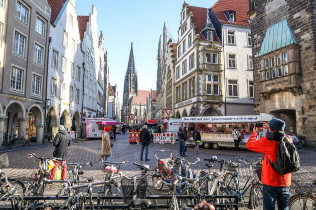 DEU, Germany, North Rhine-Westphalia, Münster, 21 03 2020 At the beginning of the 20th century the weekly market in Münster had moved from Prinzipalmarkt to Domplatz Due to the risk of corona infection, the weekly market was equalised to create open spaces between stands for waiting customers Some market stands are therefore located at Prinzipalmarkt and Michaelisplatz Stands are set up Distan