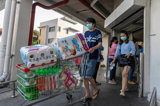 March 21, 2020, Bangkok, Bangkok, Thailand: After the Thai government s announcement of a partial shutdown in Bangkok which would close all businesses except supermarkets, pharmacies, and take-out restaurants shoppers filled supermarkets throughout the city to stock up on food and supplies in anticipation of a rumored complete lockdown of the city in the coming week. The number of confirmed cases of Covid-19 jumped to 411 from 322 overnight, the largest daily increase seen in the country since the start of the outbreak. Bangkok Thailand - ZUMAt128 20200321_zap_t128_009 Copyright: xAdryelxTalamantesx