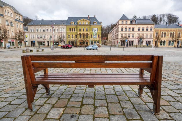 Curfew in Sebnitz A park bench stands on the market place in Sebnitz, Saxony Due to the corona virus, a curfew in Sebnitz and the whole of Saxony is possible from 23 03 2020 Sebnitz Saxony Germany Daniel Schäfer