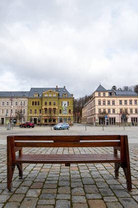 Curfew in Sebnitz A park bench stands on the market place in Sebnitz, Saxony Due to the corona virus, a curfew in Sebnitz and the whole of Saxony is possible from 23 03 2020 Sebnitz Saxony Germany Daniel Schäfer