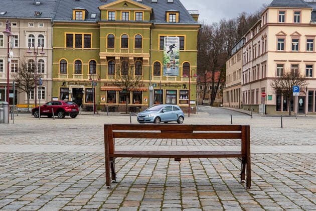 Curfew in Sebnitz A park bench stands on the market place in Sebnitz, Saxony Due to the corona virus, a curfew in Sebnitz and the whole of Saxony is possible from 23 03 2020 Sebnitz Saxony Germany Daniel Schäfer