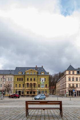 Curfew in Sebnitz A park bench stands on the market place in Sebnitz, Saxony Due to the corona virus, a curfew in Sebnitz and the whole of Saxony is possible from 23 03 2020 Sebnitz Saxony Germany Daniel Schäfer
