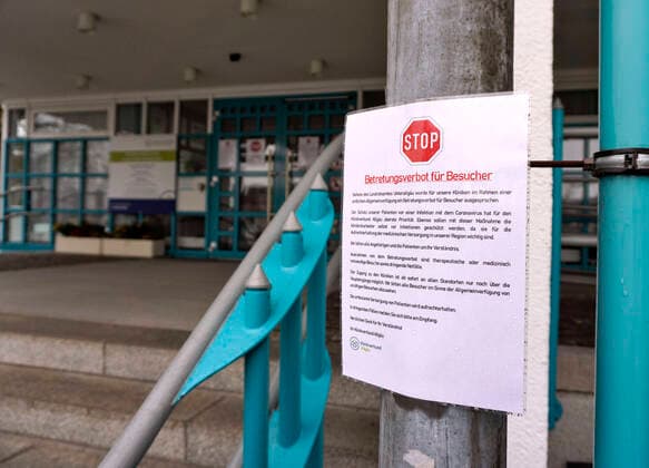 21 03 2020, STOP, prohibition to enter visitors of the district hospital Mindelheim because of corona virus pandemic A sign hangs at the main entrance 21 03 2020, prohibition to enter the hospital Mindelheim because of corona virus 21 03 2020, prohibition to enter the hospital Mindelheim because of corona virus