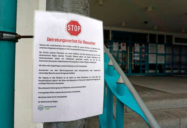 21 03 2020, STOP, prohibition to enter visitors of the district hospital Mindelheim because of corona virus pandemic A sign hangs at the main entrance 21 03 2020, prohibition to enter the hospital Mindelheim because of corona virus 21 03 2020, prohibition to enter the hospital Mindelheim because of corona virus
