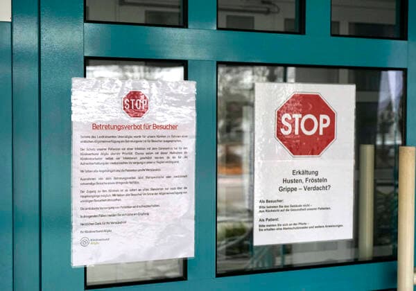21 03 2020, STOP, visitors of the district hospital Mindelheim are not allowed to enter the hospital because of corona virus pandemic A sign hangs at the main entrance, STOP, cold, cough, shivering, flu suspected 21 03 2020, hospital Mindelheim is not allowed to enter the hospital because of corona virus 21 03 2020, hospital Mindelheim is not allowed to enter the hospital because of corona virus