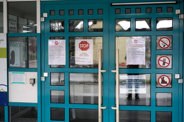 21 03 2020, STOP, visitors of the district hospital Mindelheim are not allowed to enter the hospital because of corona virus pandemic A sign hangs at the main entrance, STOP, cold, cough, shivering, flu suspected 21 03 2020, hospital Mindelheim is not allowed to enter the hospital because of corona virus 21 03 2020, hospital Mindelheim is not allowed to enter the hospital because of corona virus