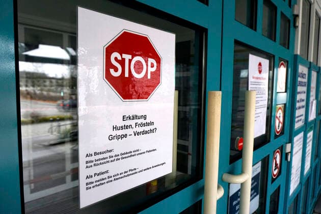 21 03 2020, STOP, visitors of the district hospital Mindelheim are not allowed to enter the hospital because of corona virus pandemic A sign hangs at the main entrance, STOP, cold, cough, shivering, flu suspected 21 03 2020, hospital Mindelheim is not allowed to enter the hospital because of corona virus 21 03 2020, hospital Mindelheim is not allowed to enter the hospital because of corona virus