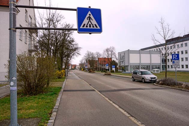 21 03 2020, empty streets in Mindelheim due to corona virus pandemic and the current exit restriction in the whole of Bavaria Here at the District Office Bad Wörishofer Straße 21 03 2020, empty streets in Mindelheim due to corona virus and exit restriction 21 03 2020, empty streets in Mindelheim due to corona virus and exit restriction
