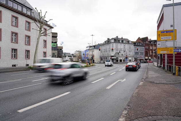 Limburg City wg Cornoa leergefegt 21 03 2020, , Limburg, , in the picture 12 oclock noon, the Schiede, one of the most frequented roads in Limburg, where otherwise car to car stand closely packed behind each other, only isolated cars to see nordphotoxHasan Bratic nph00250