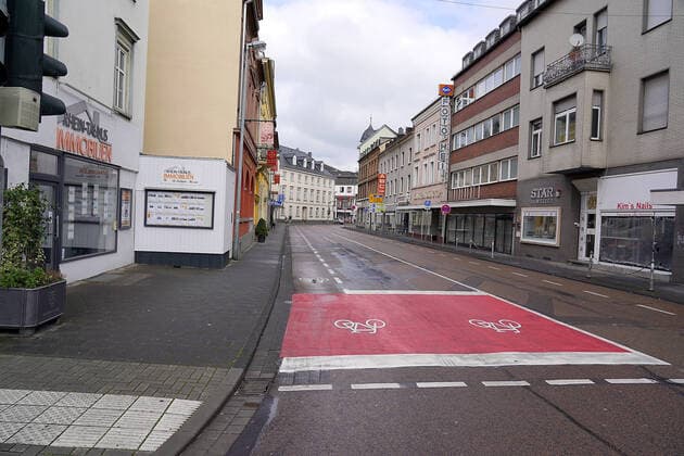 Limburg City wg Cornoa empty 21 03 2020, , Limburg, , in the picture 12 oclock noon, the Grabenstrasse, one of the most frequented streets of Limburg, where otherwise car to car stand close together, no car to be seen nordphotoxHasan Bratic nph00250