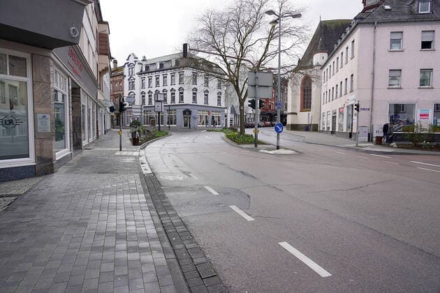 Limburg City wg Cornoa empty 21 03 2020, , Limburg, , in the picture 12 oclock noon, the Grabenstrasse, one of the most frequented streets of Limburg, where otherwise car to car stand close together, no car to be seen nordphotoxHasan Bratic nph00250