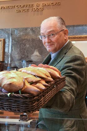 Hanover, Desperately appealed bakery boss Bosselmann from Hanover to the solidarity of customers in the Corona crisis and thus ensures nationwide attention, over 4 million clicks https www facebook com rainer droese posts 2764688330234423 notif id 1584716646675176 notif t feedback reaction generic,