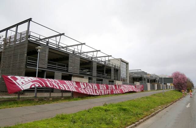 Corona 21 03 2020, Erfurt, at the parking garage of the Helios Clinic, there is a banner from FC RWE fans with the inscription From the clinic to the department store, you distinguish our company Erfurt says thank you