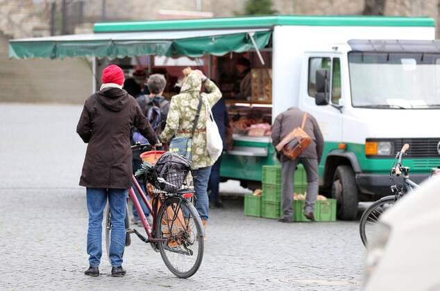 Corona 21 03 2020 , Erfurt, Markt am Domplatz, there are fewer people than usual on the road, they keep the specified minimum distance of 1.5 metres, this is to protect against infection by the Corona virus, dealers point out the distance with signs