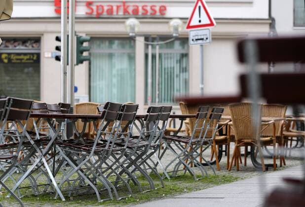 Corona 21 03 2020 , Erfurt, empty tables and chairs at Domplatz in downtown Erfurt, all restaurants and most shops are closed to prevent the spread of the Corona virus