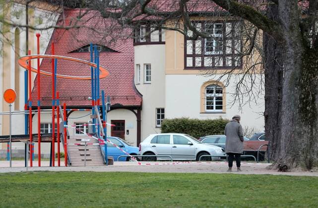 Corona 21 03 2020, Erfurt, closed playground at Gothaer Platz, playground equipment has been wrapped with barrier tape, individual persons are on their way, the closure is intended to limit the spread of the Corona virus