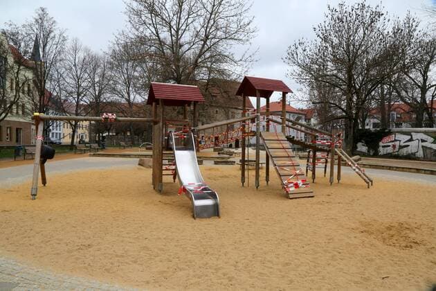 Corona 21 03 2020, Erfurt, closed playground behind the Krämerbrücke, playground equipment was wrapped with barrier tape, the closure is intended to limit the spread of the corona virus