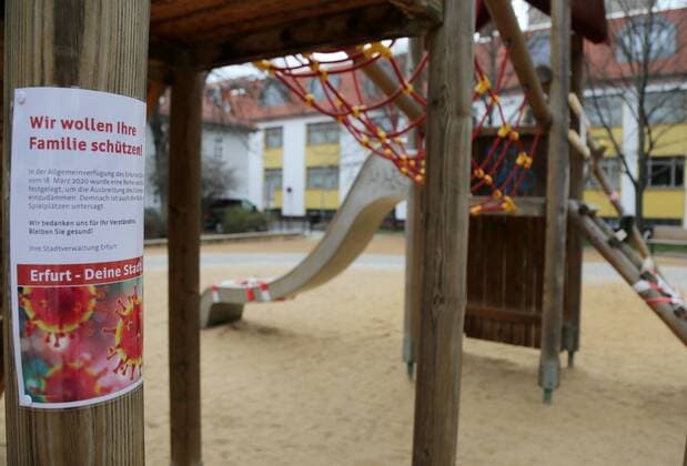 Corona 21 03 2020, Erfurt, closed playground behind the Krämerbrücke, playground equipment was wrapped with barrier tape, the closure is intended to limit the spread of the corona virus