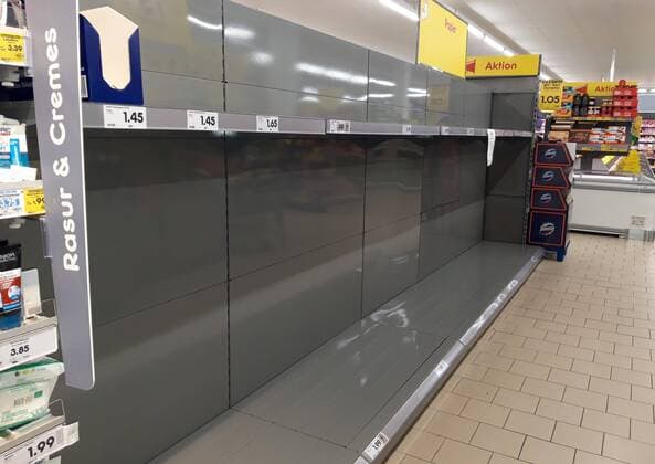 Corona 21 03 2020 , Erfurt, Netto Markt, shelves for toilet paper and kitchen towels are empty - the Corona pandemic leads to hamster purchases