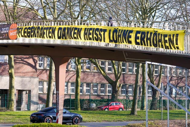 Dortmund, 21 3 2020 In connection with the burden on nursing staff during the corona crisis, a banner demanding a wage increase for nursing staff is hanging on a pedestrian bridge over the Rheinlanddamm Bundesstrasse 1 in the city area of Dortmund