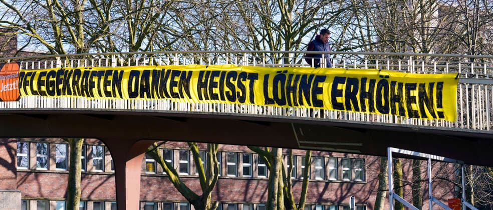 Dortmund, 21 3 2020 In connection with the burden on nursing staff during the corona crisis, a banner demanding a wage increase for nursing staff is hanging on a pedestrian bridge over the Rheinlanddamm Bundesstrasse 1 in the city area of Dortmund