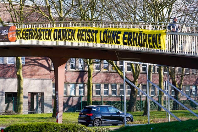 Dortmund, 21 3 2020 In connection with the burden on nursing staff during the corona crisis, a banner demanding a wage increase for nursing staff is hanging on a pedestrian bridge over the Rheinlanddamm Bundesstrasse 1 in the city area of Dortmund