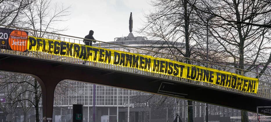 Dortmund, 21 3 2020 In connection with the burden on nursing staff during the corona crisis, a banner demanding a wage increase for nursing staff is hanging on a pedestrian bridge over the Rheinlanddamm Bundesstrasse 1 in the city area of Dortmund