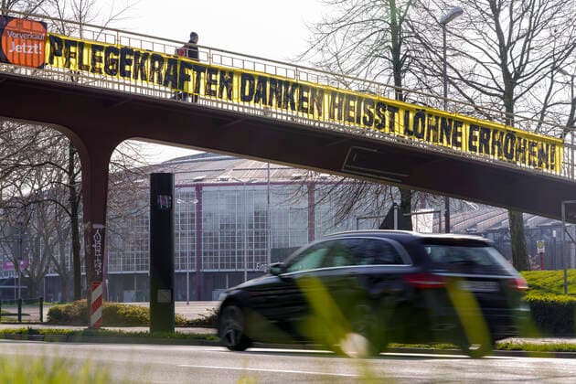 Dortmund, 21 3 2020 In connection with the burden on nursing staff during the corona crisis, a banner demanding a wage increase for nursing staff is hanging on a pedestrian bridge over the Rheinlanddamm Bundesstrasse 1 in the city area of Dortmund