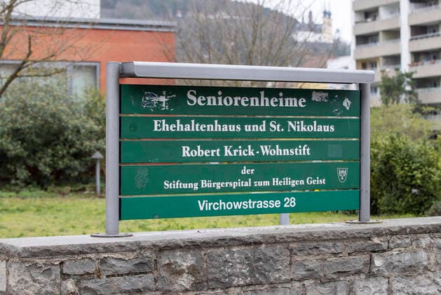 Wuerzburg, Seniorenheim Ehehaltenhaus, 21 03 2020, Nine corona deaths in the Würzburg senior citizens home Ehehaltenhaus St Nikolaus Bild Nowhere else in Germany is the corona virus raging as badly as in the Würzburg senior citizens home Ehehaltenhaus St Nikolaus, 23 23 nursing staff also tested positive and are in domestic quarantine Copyright: HMBxMedia xHeikoxBecker